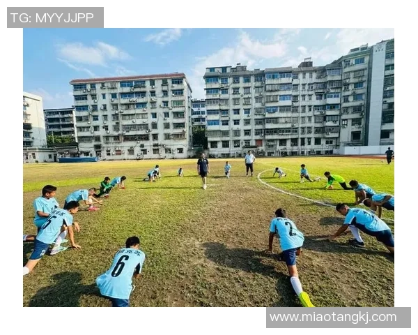 昔日绿茵场上的英雄们退役后重聚合影留念共话足球人生与荣耀回忆 昔日绿茵场上的英雄们退役后重聚合影留念共话足球人生与荣耀回忆