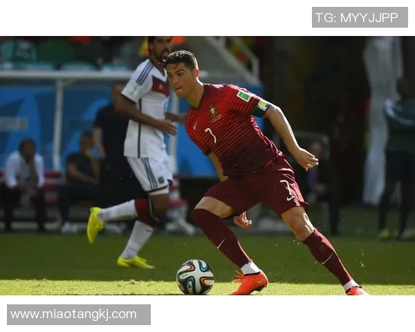 足球明星帅气合剪展现球场魅力与时尚风采的完美融合 足球明星帅气合剪展现球场魅力与时尚风采的完美融合